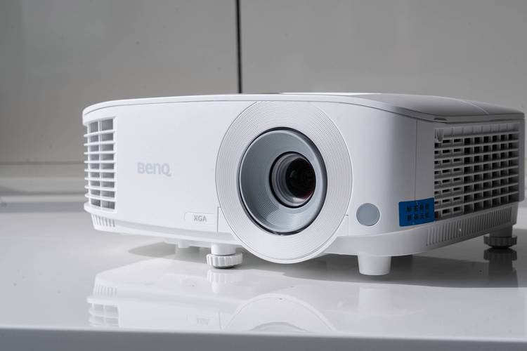 超亮大尺寸投屏,效率更翻倍!benq 明基e520商用投影仪体验